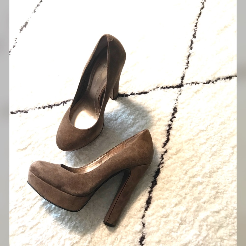 Pre loved ❤️ tan suede BCBGeneration pumps